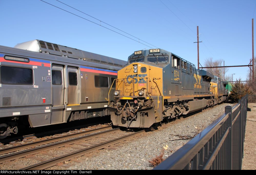 CSX 874 leads M409